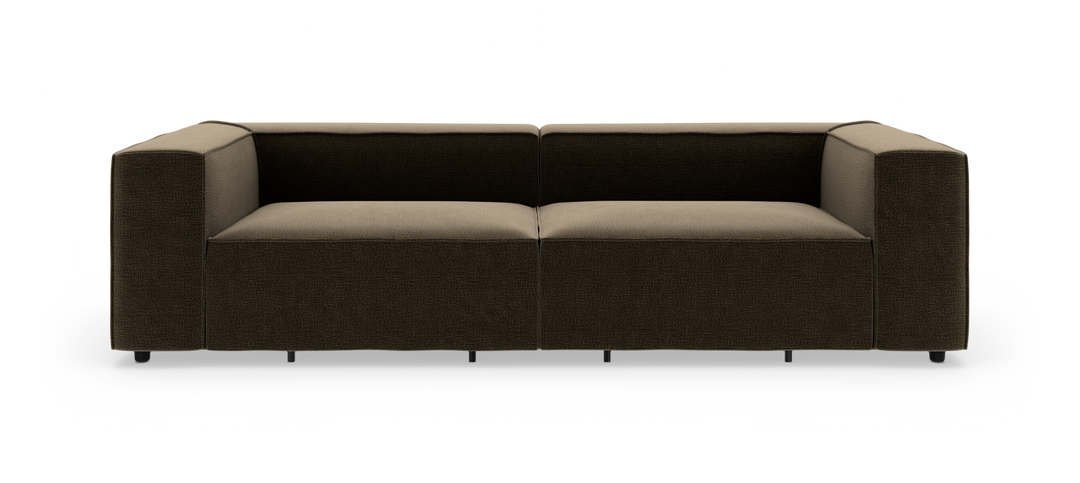 Moderne 2-personers sofa i mørkebrunt stof med lys beige sædehynder, frilagt på hvid baggrund, set lige forfra.