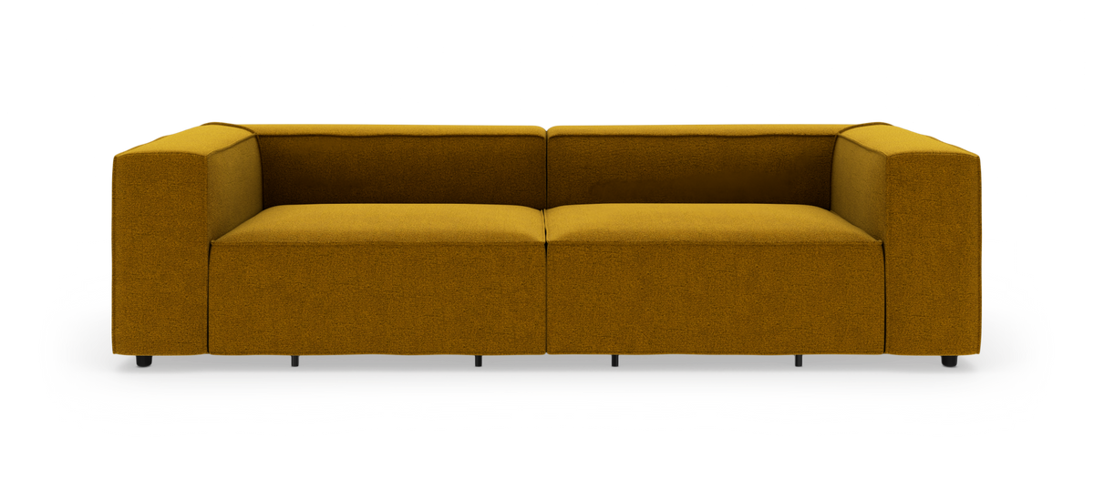 Sennepsgul tosæders sofa med kraftige, firkantede armlæn, fritlagt på hvid baggrund i lige frontview.
