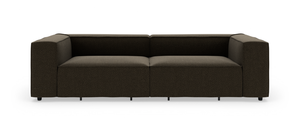 Mørkebrun, moderne modulsofa med lave rygge og brede armlæn, frilagt på hvid baggrund, set direkte forfra.