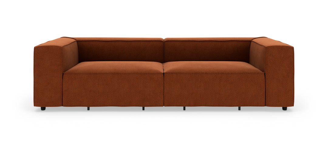 Modulsofa i rust-rød tekstil med brede, boksede armlæn, frilagt på hvid baggrund.