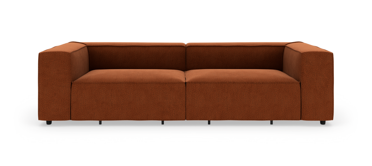 Modulsofa i rust-rød tekstil med brede, boksede armlæn, frilagt på hvid baggrund.