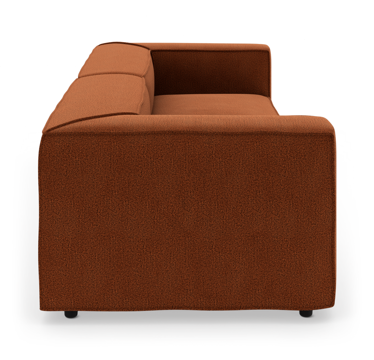 Sofa i rust­rødt stof set fra siden, frilagt mod hvid baggrund.