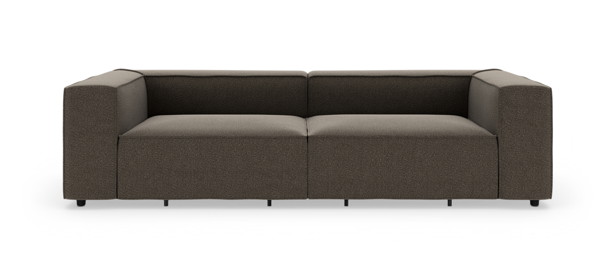 Modulær 2-personers sofa i mørkbrunt stof med lave rygge og kraftige armlæn, frilagt mod hvid baggrund, set direkte forfra.