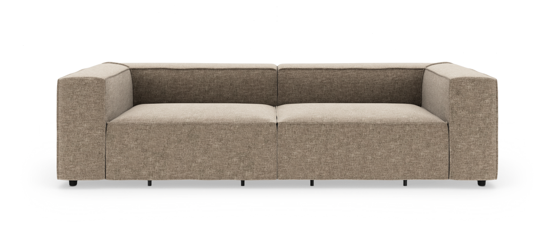 Beige modulsofa i stof med brede, lige armlæn og to sæder, frilagt mod hvid baggrund i front.