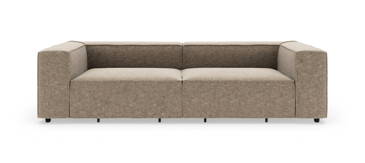 Beige modulsofa i stof med brede, lige armlæn og to sæder, frilagt mod hvid baggrund i front.