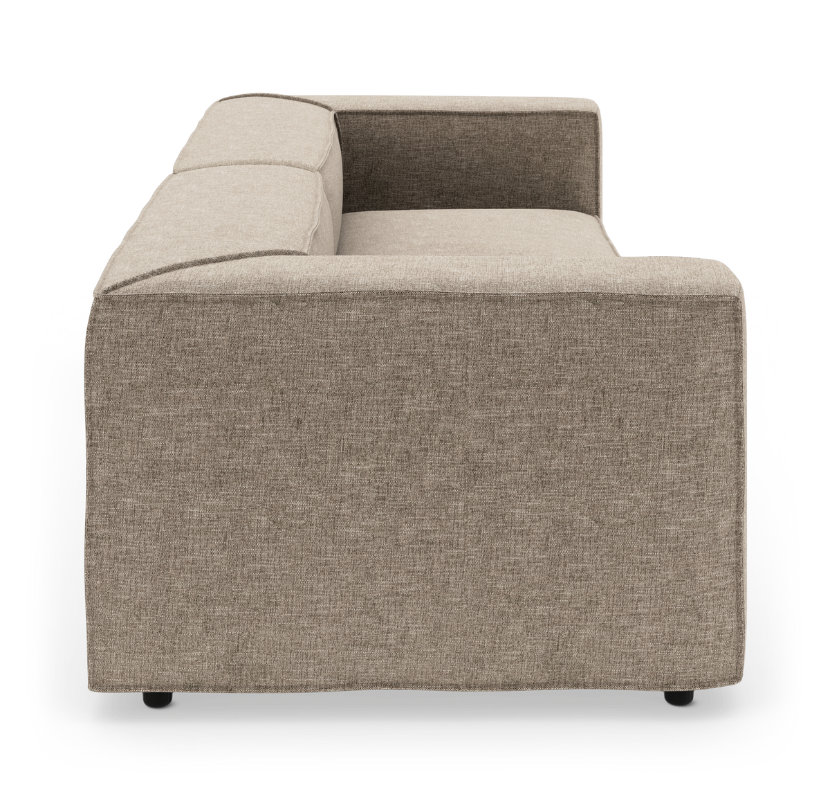 Beige modulsofa i stof set fra siden på hvid baggrund.