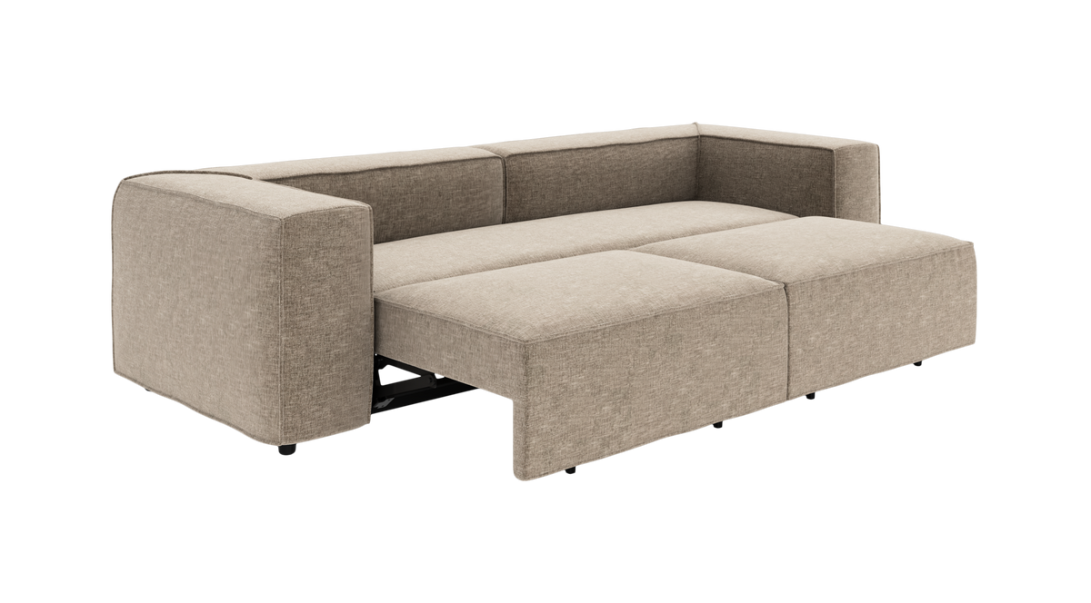 Beige sovesofa i stof, trukket ud til sengestilling med rette armlæn og lav profil.