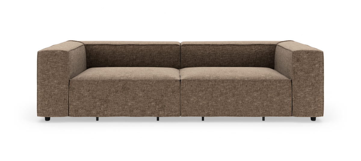 Brun, modulær tosæders sofa med brede, bokslignende armlæn, fotograferet lige forfra i studiemiljø.