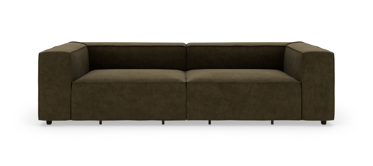 Modulsofa i olivgrønt stof med brede armlæn, lav og rektangulær, set forfra.