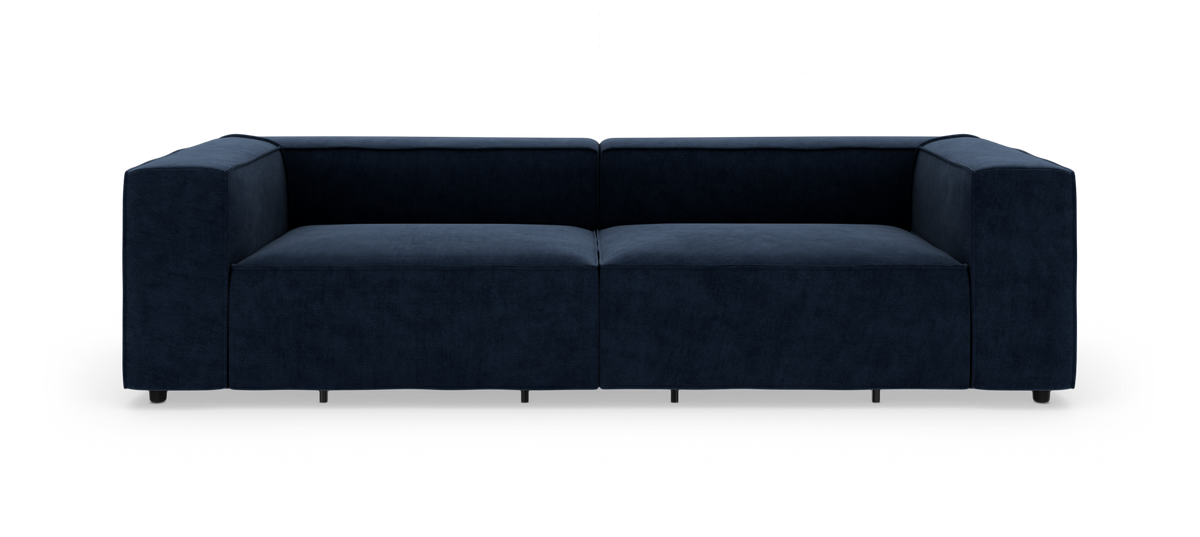 Mørkeblå, moderne 2-personers sofa med kubiske armlæn, frilagt på hvid baggrund.