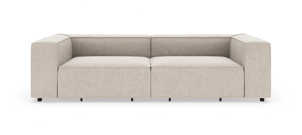 Beige, moderne tosædet modulsofa med brede, firkantede armlæn set lige forfra på hvid baggrund.