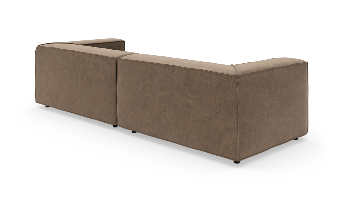 Modulsofa i brun tekstil set bagfra i let vinkel på hvid frilægning.