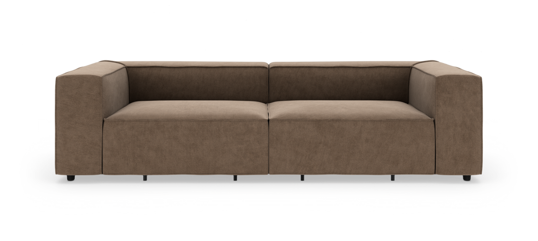 Brun, modulær 2-personers sofa med brede armlæn, set forfra på hvid baggrund.