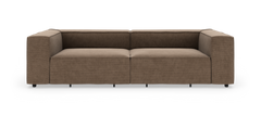 Brun, modulær 2-personers sofa med brede armlæn, set forfra på hvid baggrund.