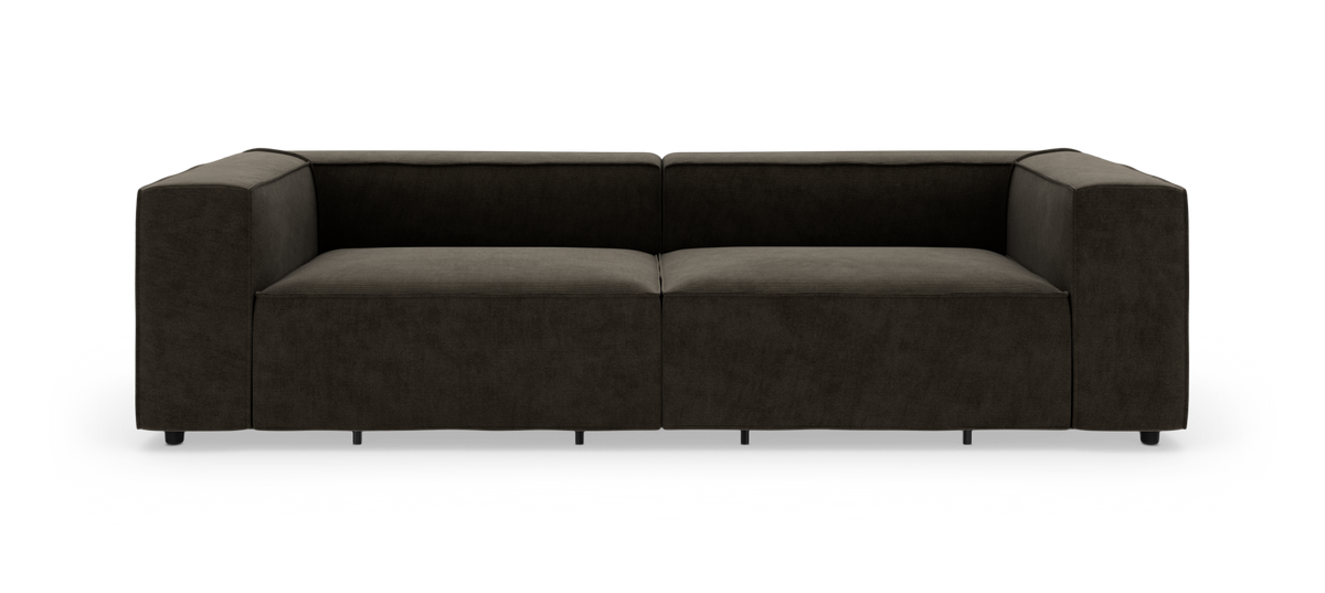 Mørkebrun 2-personers sofa med brede, boxede armlæn og lav ryg, fritlagt mod hvid baggrund.