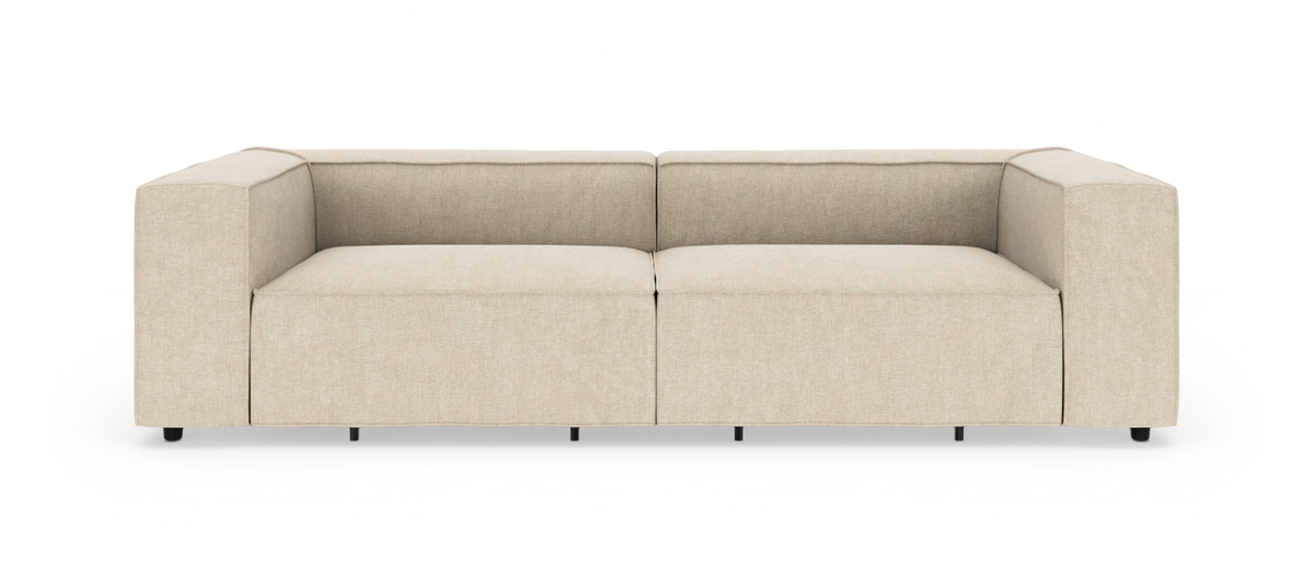 Beige, moderne tosæders sofa med brede firkantede armlæn, frilagt mod hvid baggrund, set lige forfra.