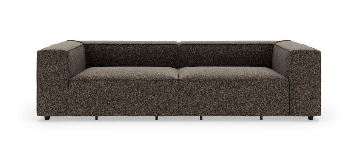 Brunmeleret, moderne modulsofa med to sæder, rene linjer og brede armlæn, frilagt på hvid baggrund.
