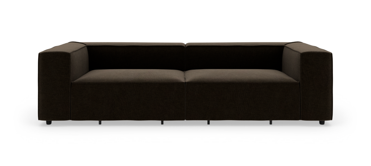 Mørkebrun moderne sofa med brede armlæn og to sædehynder, set forfra på hvid baggrund.