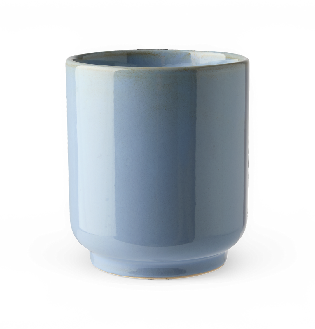 Blank lyseblå keramikvase med afrundet fod på hvid baggrund.