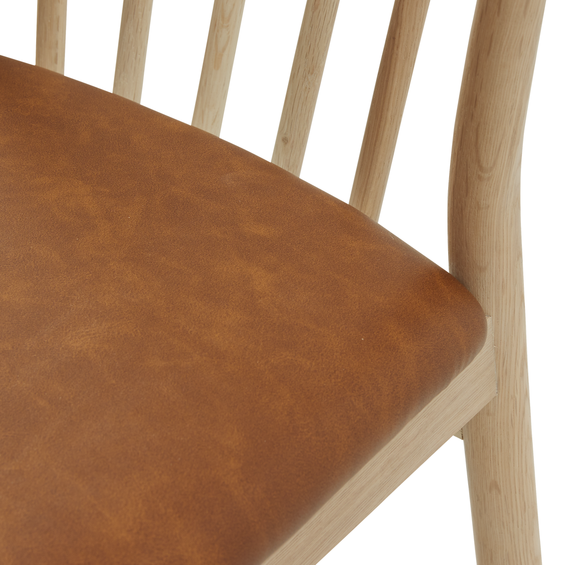 Detalje af stol med lys egetræsramme og brun lædersæde.