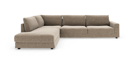 Beige/brun hjørnesofa i stof med venstrevendt chaiselong, moderne design, set forfra i vinkel på hvid baggrund.
