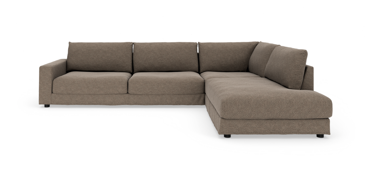Brun L‑sofa med chaiselong til højre på hvid baggrund.