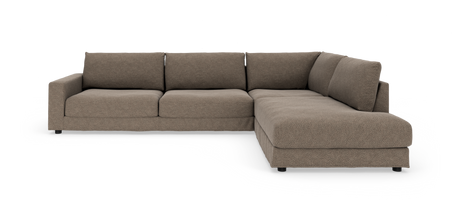 Brun L‑sofa med chaiselong til højre på hvid baggrund.