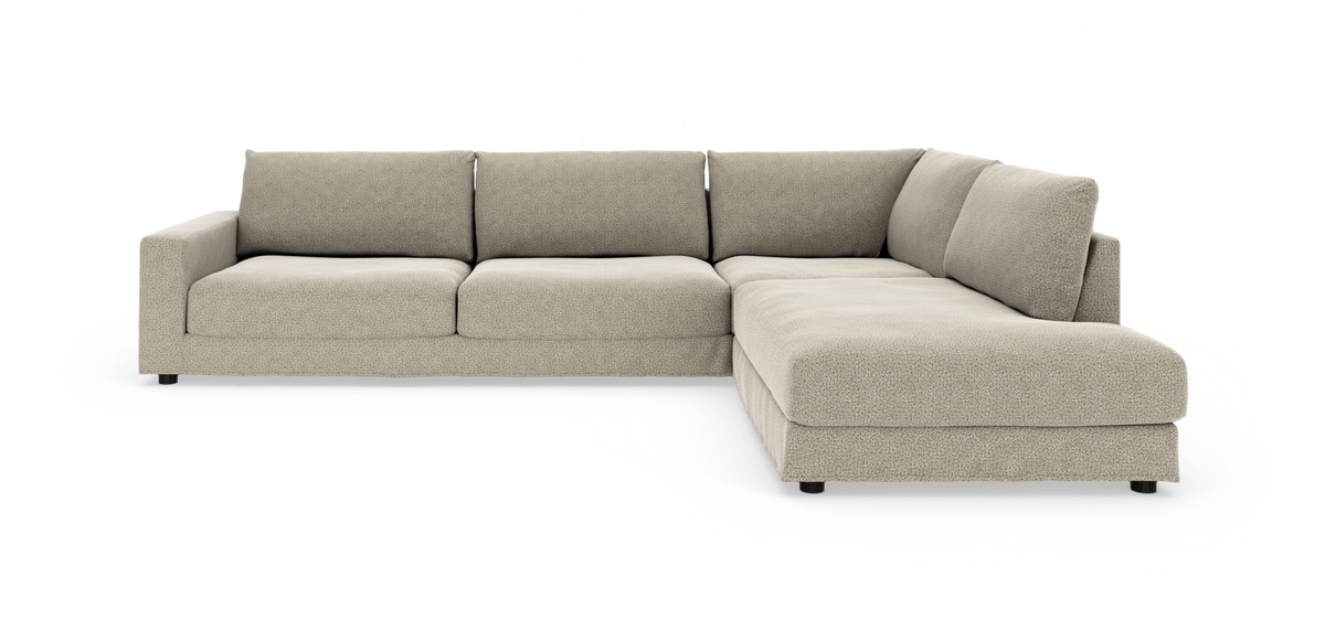 Beige L-formet modulsofa med chaiselong til højre på hvid baggrund.