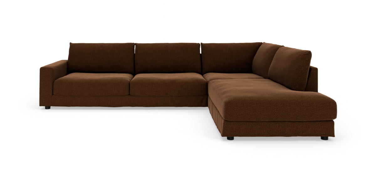 Brun L-formet modulsofa med chaiselong til højre, tre sæder og bløde puder, isoleret på hvid baggrund.