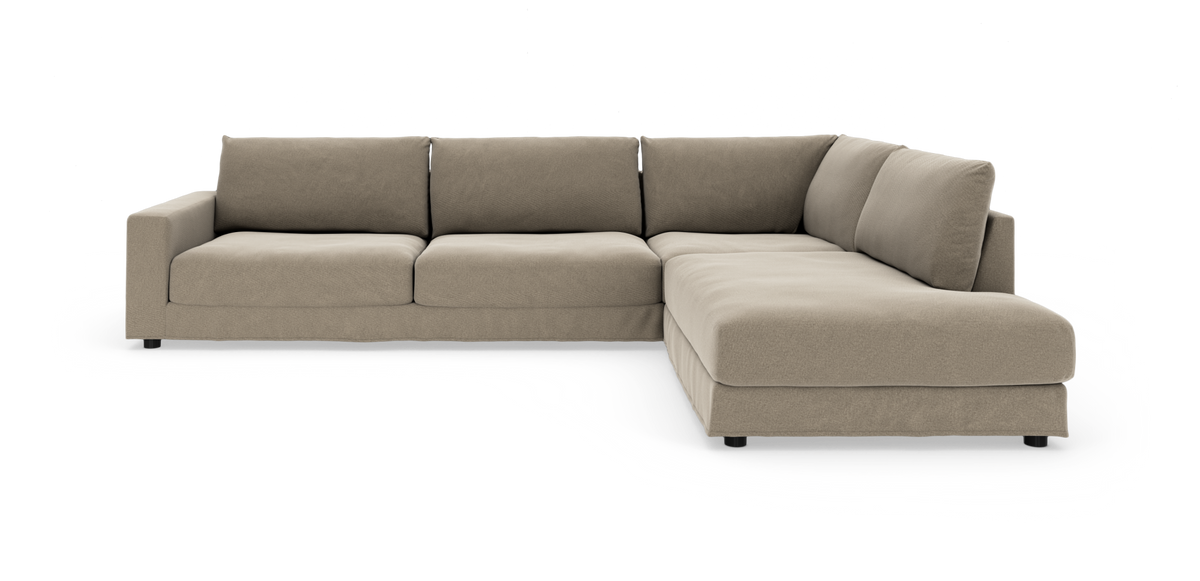 Beige L-formet modulsofa med brede puder og lav profil, vist på hvid baggrund.