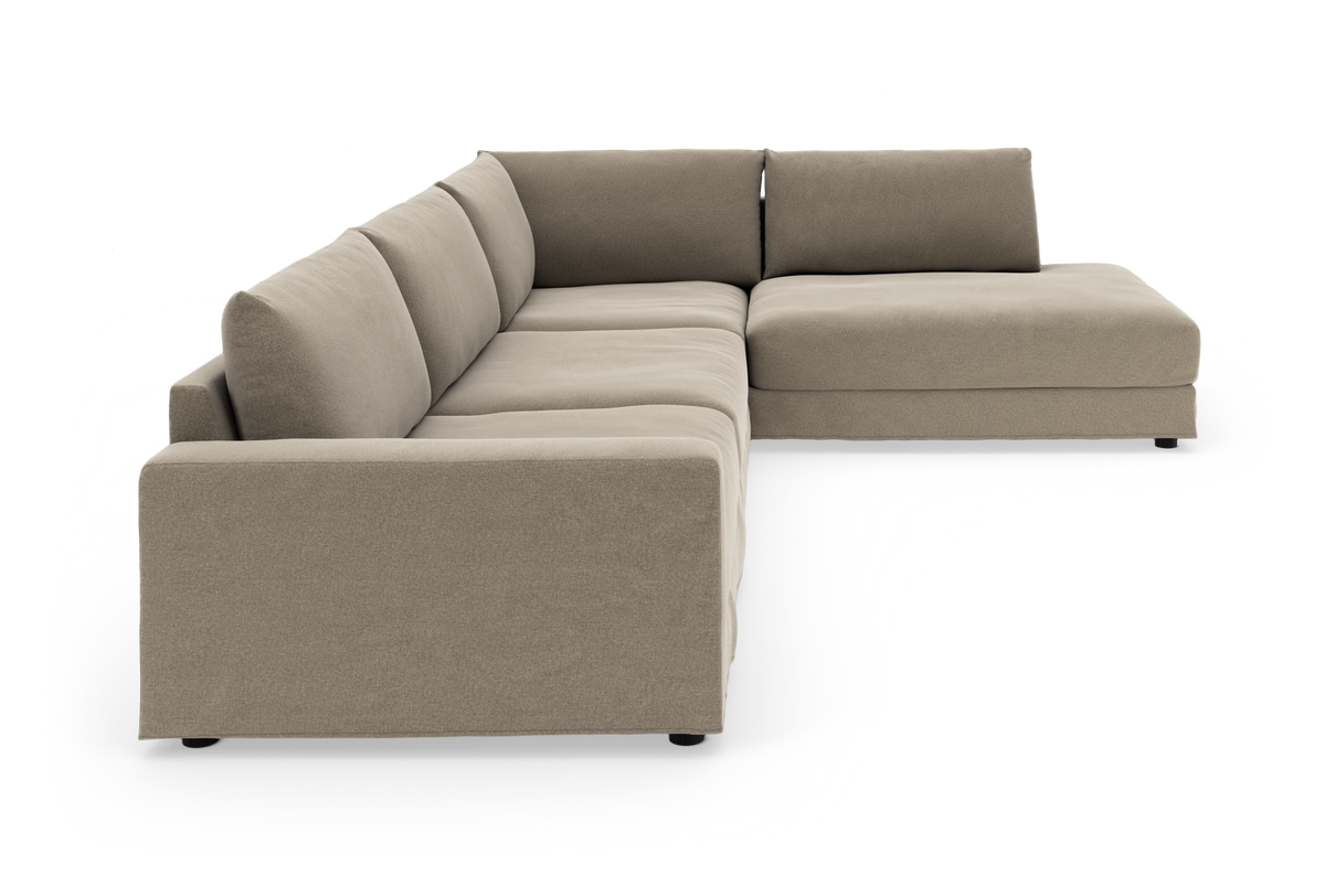 Beige L‑formet modulsofa med chaiselong i moderne design på hvid baggrund.