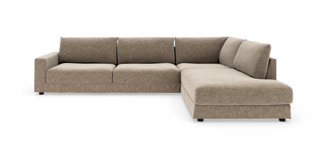 L‑formet beige stofsofa med bred højrevendt chaiselong på hvid frilagt baggrund.