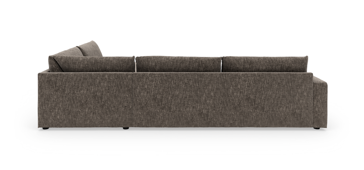 Brun stofsofa set fra siden med ryggen synlig på hvid studiebaggrund.