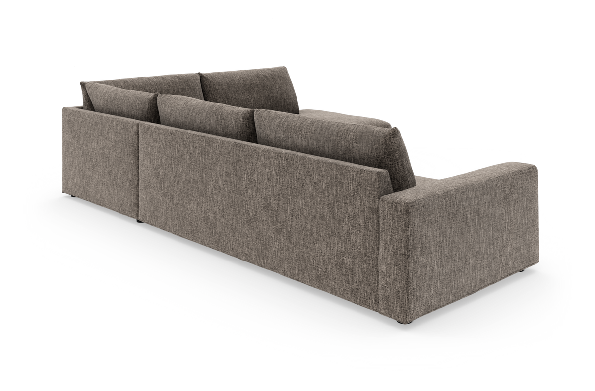 Grå stofsofa set bagfra på hvid baggrund.