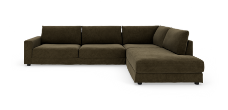 Brun L‑formet hjørnesofa med chaiselong til højre, tykke sæde- og ryghynder i stof, moderne design frilagt mod hvid baggrund.