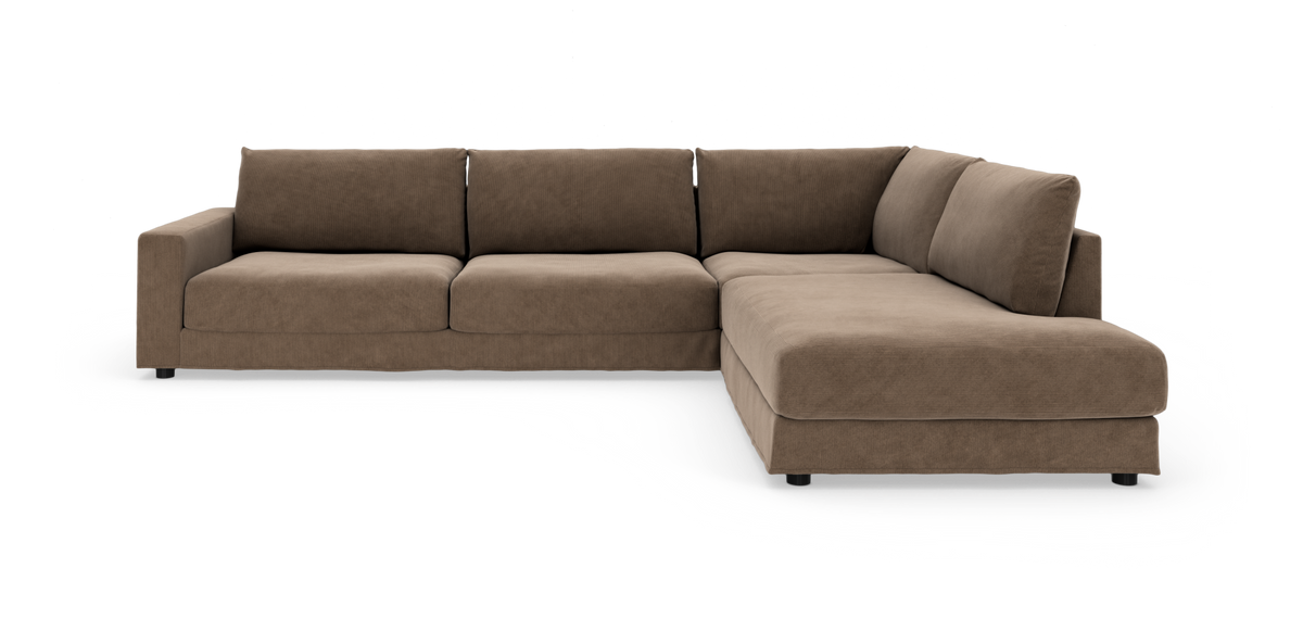 Brun L‑formet modulsofa i tekstil med chaiselong til højre, frilagt på hvid baggrund.