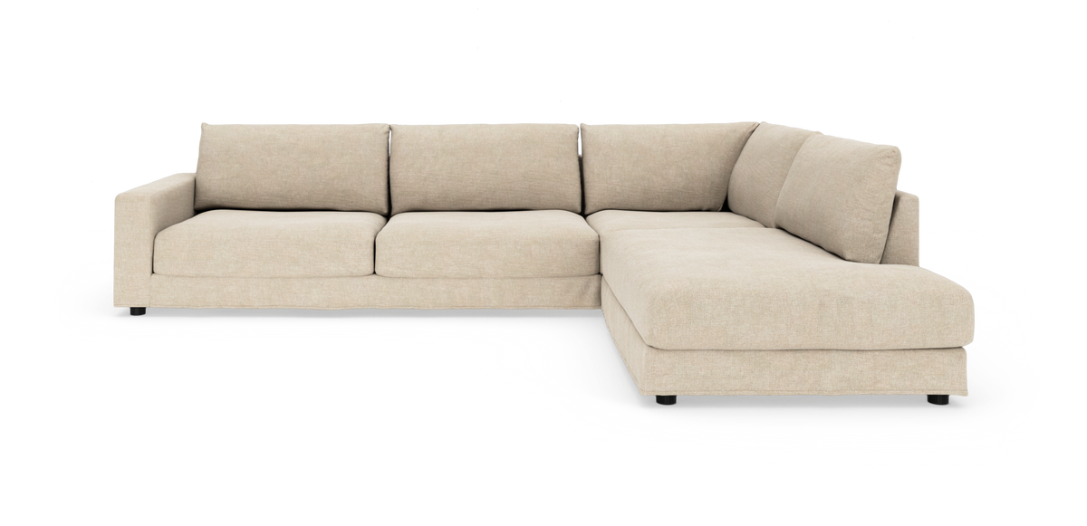 Beige L-formet modulsofa med chaiselong på højre side, frilagt på hvid baggrund.