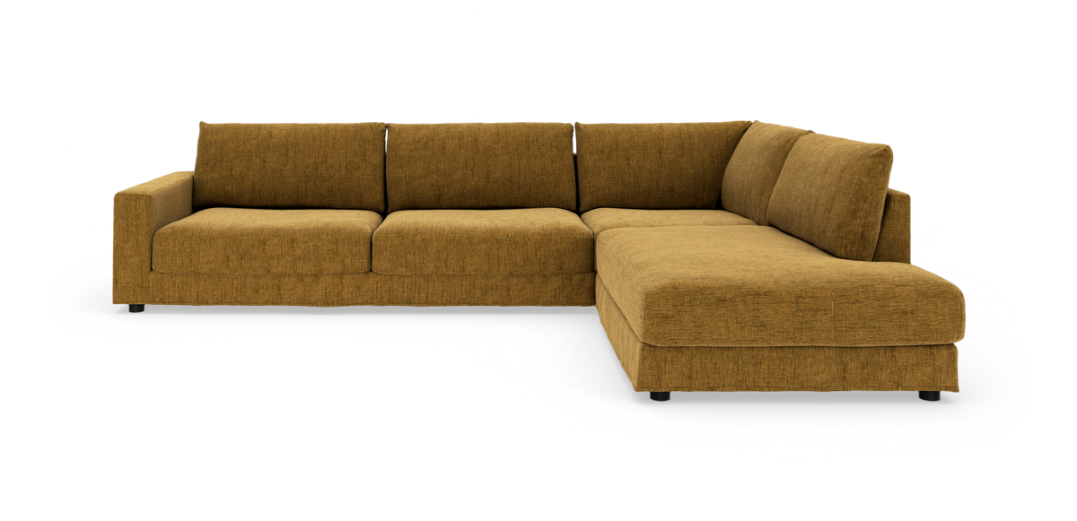 Sennepsgul hjørnesofa med chaiselong til højre, moderne og rummelig.