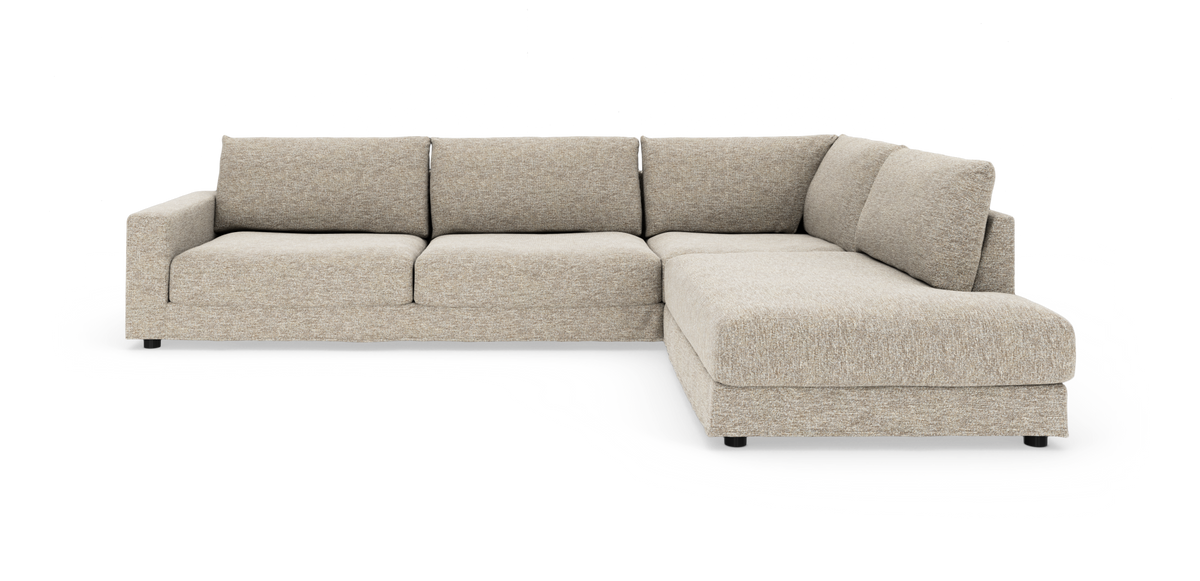 Beige L-formet modulsofa med chaiselong til højre på hvid baggrund.