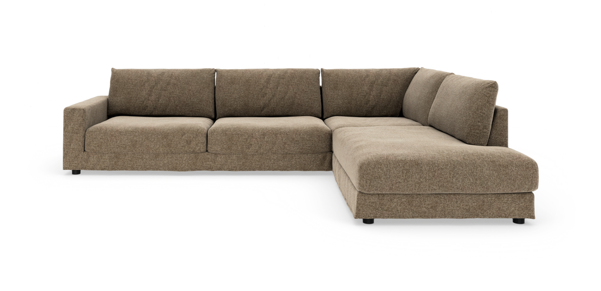 Brunbeige L‑formet modulsofa med bred chaiselong til højre og bløde ryghynder.