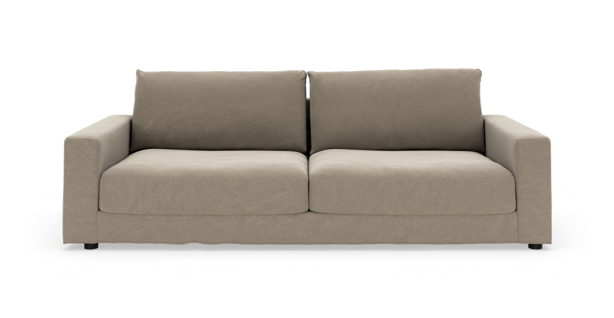 Beige 2-personers sofa med firkantede armlæn i studie, frontvisning.