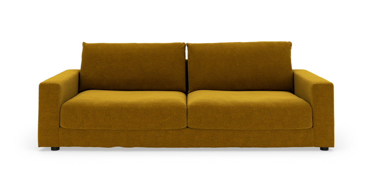 Sennepsgul 2‑personers sofa med rette armlæn på hvid studiobaggrund.
