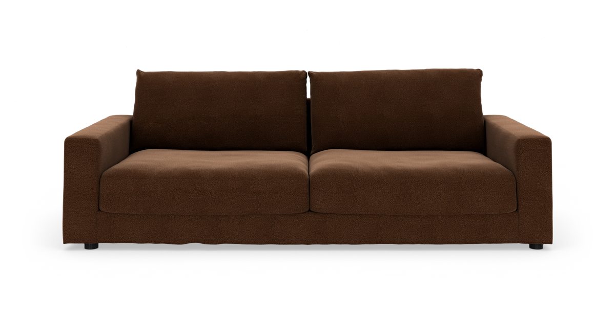 Brun to-personers sofa med rette armlæn, frilagt på hvid baggrund.