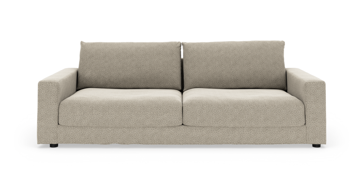 Beige 2-personers sofa med firkantede armlæn og bløde puder, frontvisning mod hvid baggrund.