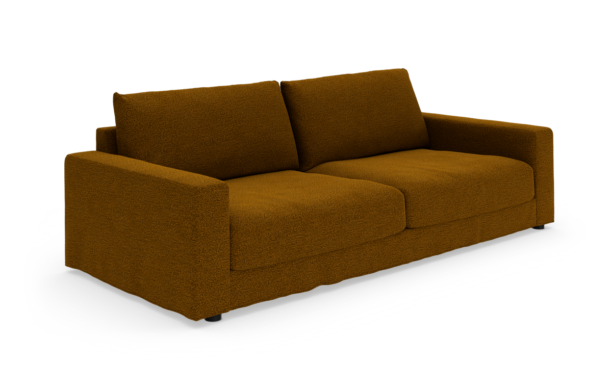 Brun bouclé-sofa med lave armlæn, to sædehynder og to rygpuder – en moderne 3‑personers på hvid studiebaggrund.
