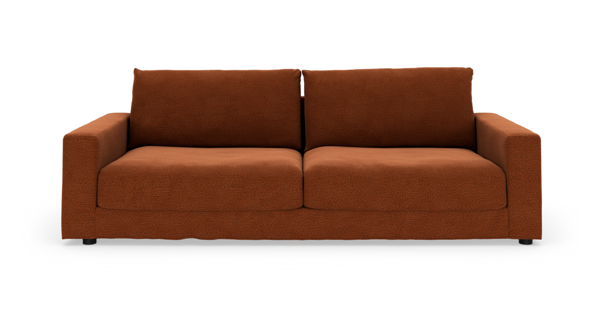 Brun 2-personers sofa med lige armlæn på hvid baggrund, frontvisning.
