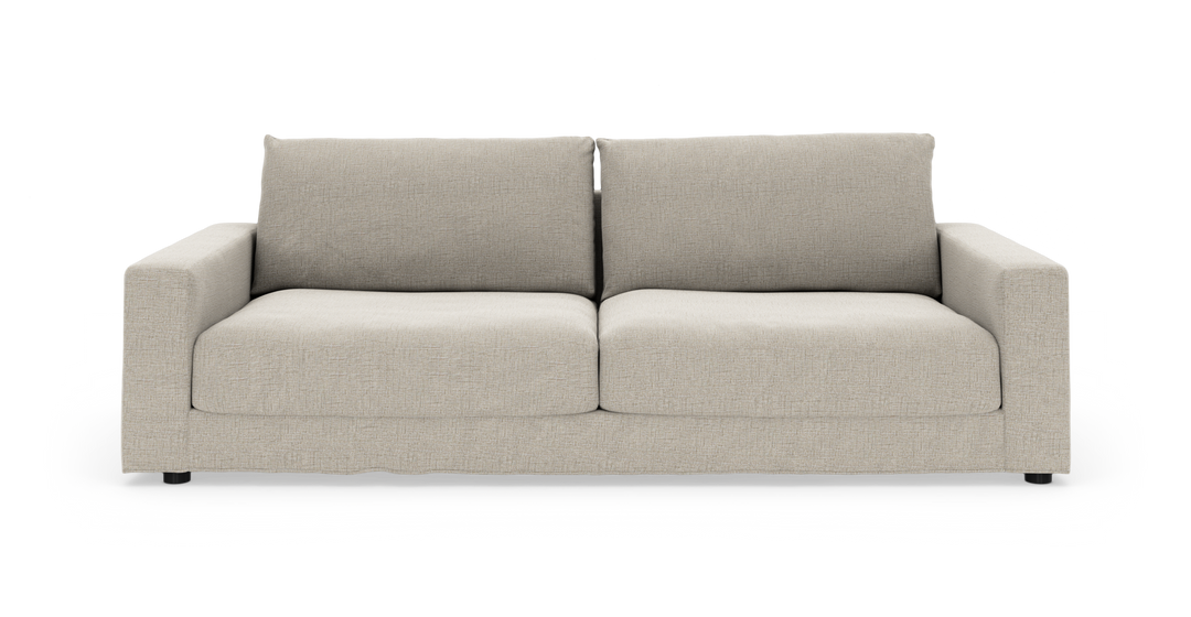 Beige 2-personers sofa med tykke puder, fotograferet lige forfra på hvid baggrund.