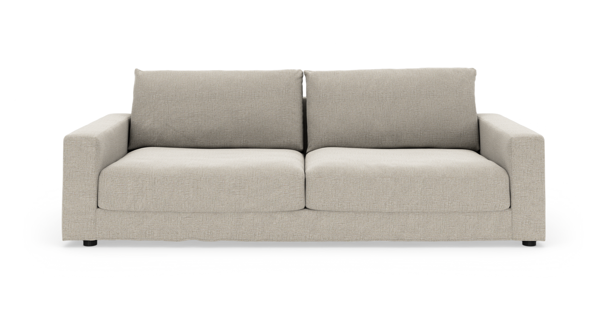 Beige 2-personers sofa med tykke puder, fotograferet lige forfra på hvid baggrund.