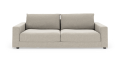 Beige 2-personers sofa med tykke puder, fotograferet lige forfra på hvid baggrund.