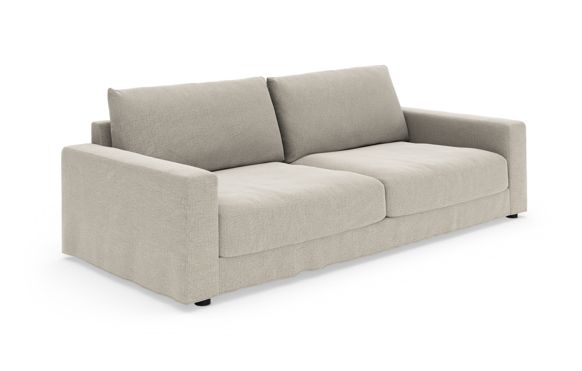 Beige 3-personers stofsofa med rene linjer og brede armlæn, frilagt mod hvid baggrund.